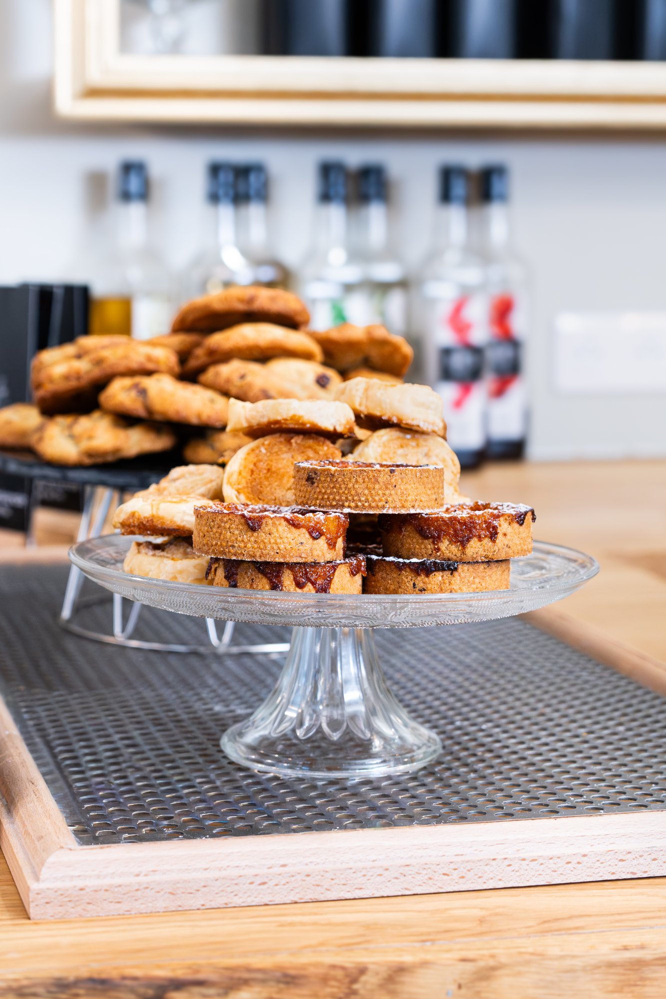 Le comptoir garni de pâtisseries